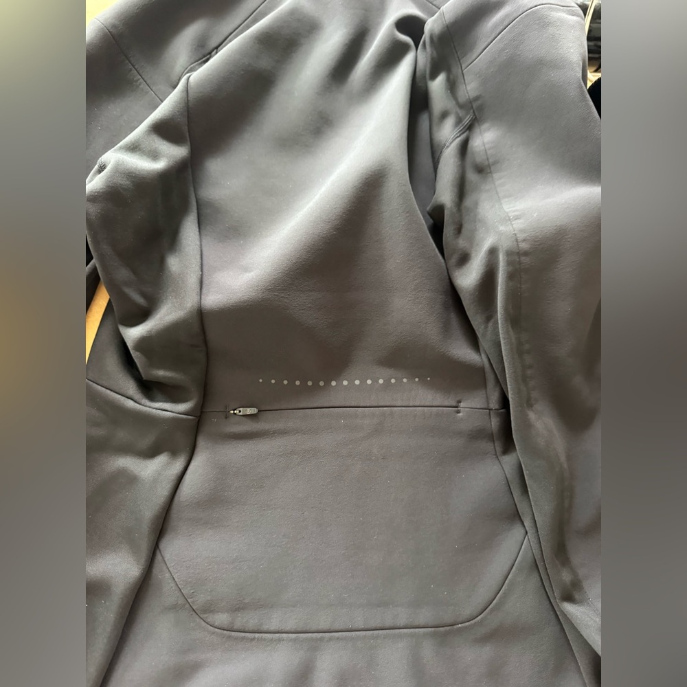 Lululemon Define Rain Jacket in Black, Size 8 - Picture 6 of 11